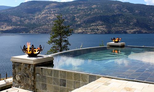 These twin 300,000 btu custom burners were installed by Okanagan Fireplace Den into a estate home in Kelowna. What a unbelievable view over the infinity edge pool then past the fire bowls onto the lake. 